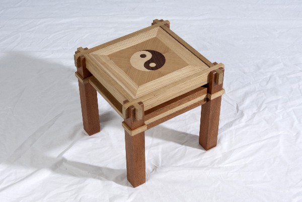 Table de chevet / ou pour enfant type puzzle à monter soi-même. plateau recto-verso. Essences principales : sipo, chêne, frêne.